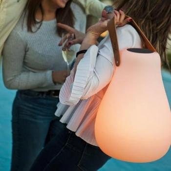 Lámpara de Mesa Decorativa Newgarden KURBY 38 cm con Asa, Carga Solar o Batería Recargable para Exterior e Interior, Luz RGB con Mando a Distancia, Hecha de Polietileno Muy Res