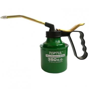 Aceitera manual de aceite TOPTUL NCAA0235, capacidad 500 ml, material plástico resistente, boquilla de precisión para un llenado controlado, diseño ergonómico para un manejo cómodo