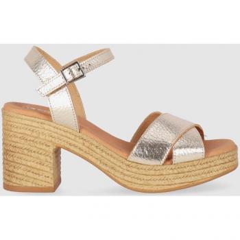 Sandalias de plataforma para mujer Chika10 de piel con cierre con hebilla, modelo St Aura 5466 en color dorado