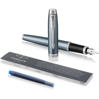 PARKER IM, pluma estilográfica de color gris azulado claro, con plumín mediano y recambio de tinta azul