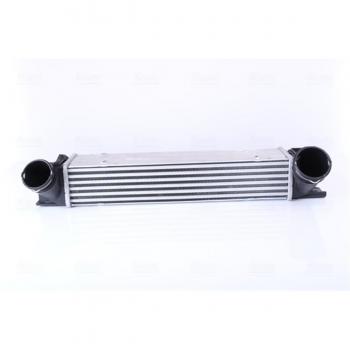 Intercooler NISSENS 96480 - Intercambiador de calor para motor, fabricado por Nissens, diseñado para optimizar la refrigeración del aire comprimido en motores de combustión interna, con dimensiones específicas que garantizan