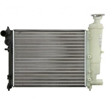 Radiador de refrigeración del motor NISSENS 61358 con características de alta eficiencia térmica, diseño optimizado para un mejor flujo de aire, fabricación en aluminio y cobre para una mayor durabilidad y resistencia a la corrosión, compatible con