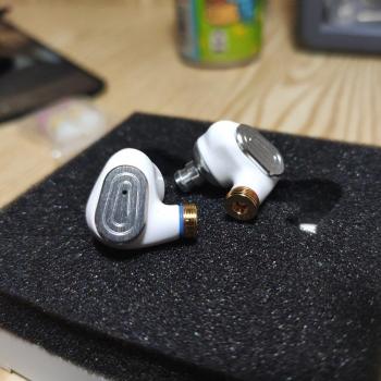 Auriculares In-ear Senfer KP580 con diafragma de fibra de carbono de cristal de 10mm, circuito magnético Tesla y carcasa de porcelana blanca, interfaz MMCX