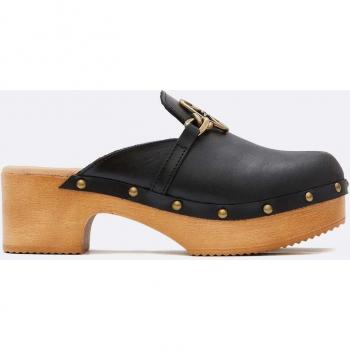 Zuecos de mujer negros en piel con tachuelas (106797-001-0001)