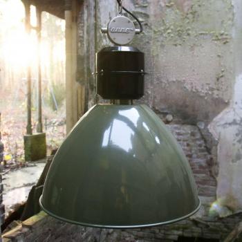 Lámpara colgante de diseño industrial Steinhauer Frisk verde, características: acabado en metal, estilo moderno, color verde, ideal para decoración contemporánea