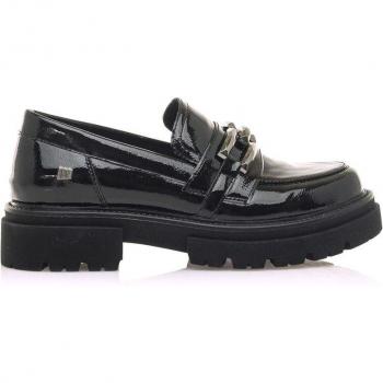 Mocasín Mustang para mujer, modelo 51643 en charol negro con detalle metalizado y suela antideslizante