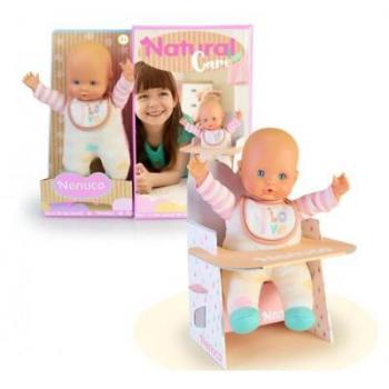 Muñeco Nenuco Natural Care con Trona - Muñeco Bebé de 25 cm, Diseños en Colores Naturales, Incluye Trona de cartón fácil de montar