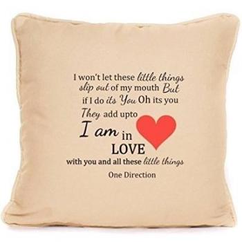Una dirección letras cojín aniversario de boda regalo día de San Valentín Regalo Navidad Love Harry Styles Niall Horan de Zayne Malik Louis Tomlinson Liam Payne pequeñas cosas, beige, 45cm x 45cm