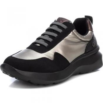 Zapatilla Sneakers Deportiva para Mujer XTI 143359, Cierre de Cordones, Suela de Goma, Tela Brillante, Color Negro