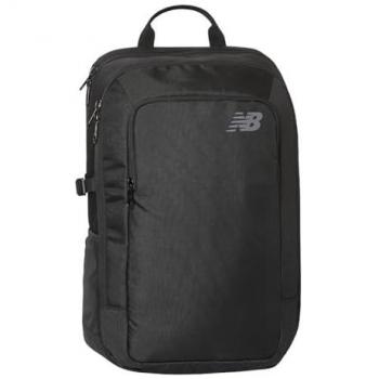 Mochila Deportiva Negra New Balance con Logo, diseño ergonómico, material resistente al agua, compartimento principal con cierre, bolsillos laterales para botellas, correas ajustables y acolchadas