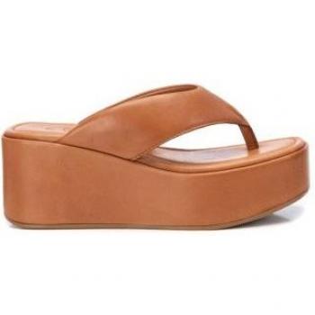 Sandalias de Mujer CARMELA 160810 Camel con Cuña y Detalles en Piel