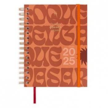 Agenda Anual 2025 Y Que Pase Lo Que Tenga Que Pasar Día Página 168x220 mm, Tapa Dura, 127 Stickers, Goma Elástica y Cinta de Registro, Color Terracota