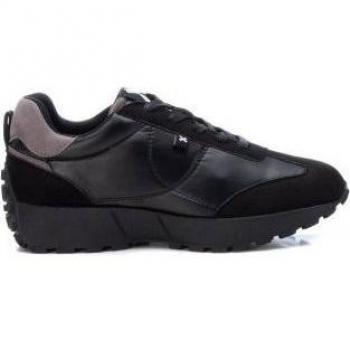 Zapatillas deportivas para mujer XTI 142008 en color negro con cierre de cordones