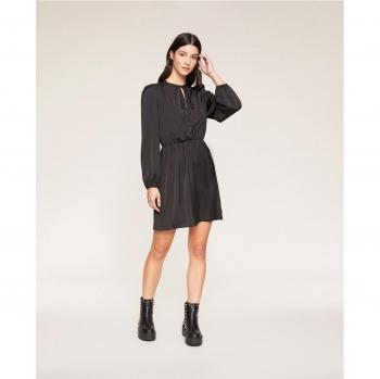 Vestido corto de raso con frunces y escote redondo
