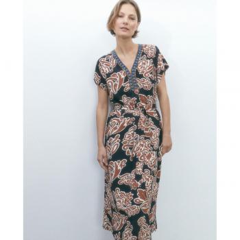 Vestido de mujer con manga corta y detalle de vivo