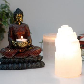 Lámpara Natural Torre Selenita - 15cm, luz suave y cálida, hecha de selenita natural, ideal para meditación y relajación, tamaño compacto de 15 cm, diseño elegante y moderno