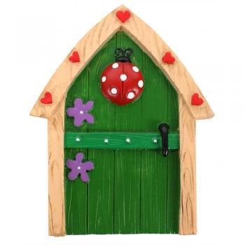 Puerta de hadas verde con mariquita