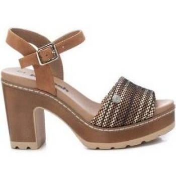 Sandalias de tacón Refresh para mujer color camel con cierre de hebilla