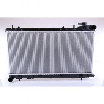 Radiador NISSENS 67704A para refrigeración del motor, compatible con múltiples modelos de vehículos, fabricado en aluminio y plástico, diseño optimizado para una mejor transferencia de calor, incluye conexiones de entrada y salida para fácil instala