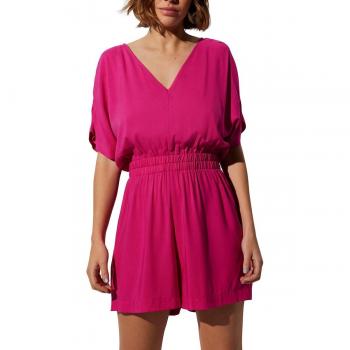 Mono de playa corto en fucsia con cintura elástica, escote en V y detalle de fruncido