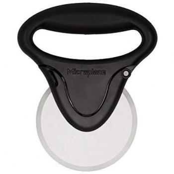 Cortador de Pizza Microplane - Rueda Corta Pizzas 10 Cm - Utensilio para Cocinar, dimensiones 16x13x3 cm (LgxAnxAt), color negro