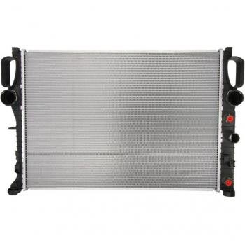 Radiador NISSENS 62792A para refrigeración del motor, compatible con diversas marcas y modelos de vehículos, fabricado en aluminio para una mejor conductividad térmica, incluye tapones de drenaje y es un componente esencial para el sistema
