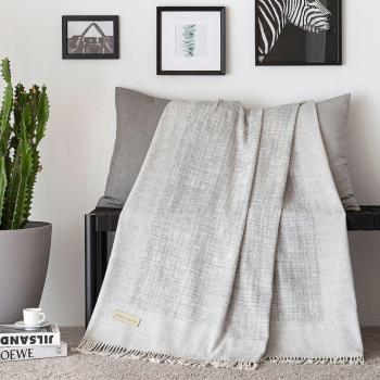 Manta plaid decorativa Braille Naf Naf