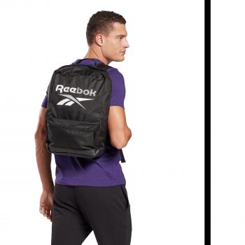 Mochila mediana Reebok Training Essentials negra y blanca con diseño clásico, compartimento principal espacioso, bolsillo frontal con cremallera, correas ajustables y acolchadas, material resistente al agua y logo Reebok en contraste
