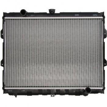 Radiador NISSENS 67046 para refrigeración del motor, compatible con varios modelos de vehículos, fabricado en aluminio y plástico, incluye tapones y es de fácil instalación