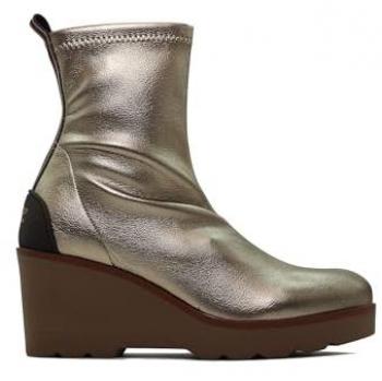 Botines de mujer Weekend By Pedro Miralles modelo 26475 en color metal, con cuña de 8cm y plataforma de 4cm, tejido elástico, media caña, diseño casual y clásico. Talla: 37