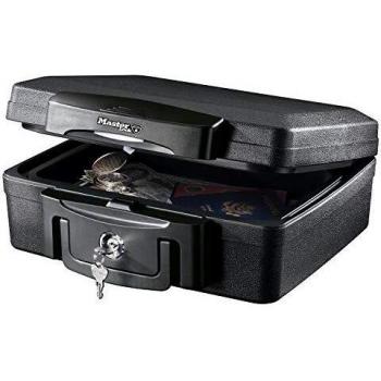 Master Lock H0100EURHRO Caja Fuerte Portátil Ignífuga y Impermeable con Llave Small Adecuada para Documentos, Dispositivos Electrónicos, Soporte Multimedia, Pequeños