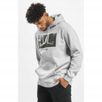Sudadera con Capucha Mister Tee Pray Gris Heather, Estampado Frontal, Moda Urbana, Tallas XS - 5XL