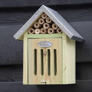 Hotel de Insectos Esschert Design S - Casa para abejas y mariposas, diseño atractivo, material duradero, fácil instalación, ideal para polinizadores