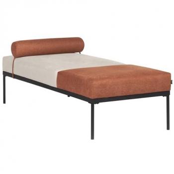 Chaise longue elegante Malmos con patas de hierro negras, tapizado en lino sintético beige claro y marrón dorado, ideal para muebles de sala de estar