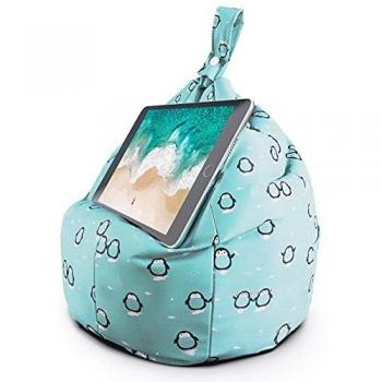 Soporte para Tableta y iPad Planet Buddies, Soporte Tableta, Ideal para iPad, Samsung, Huawei o Tableta de hasta 12.9 Pulgadas, Dos Bolsillos para Almacenamiento, diseño ergonómico - Pingüino Azul