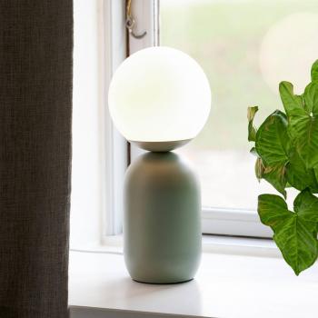 Lámpara de mesa Notti minimalista de metal y vidrio verde con esfera blanca