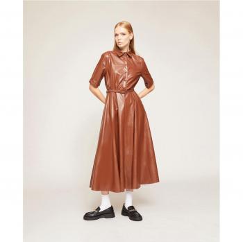 Vestido camisero con cuello inglés y botones a la vista