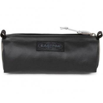 Estuche Eastpak Benchmark Single Tarp Negro con diseño de un solo compartimento, material resistente al agua, cierre con cremallera, asas de transporte y dimensiones compactas