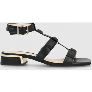 Sandalias planas de mujer en piel de color negro con detalle de maxi tachas