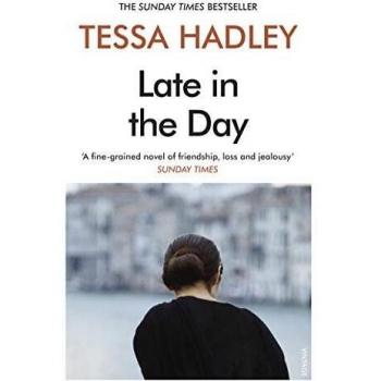 Late in the Day - libro de ficción contemporánea, autor Tessa Hadley, publicado en 2019, 288 páginas, tapa blanda y digital, temática sobre relaciones humanas y la complejidad de la vida cotidiana