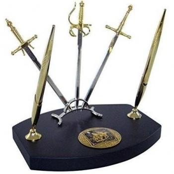 Credan Don Quixote - Set de escribanía con bolígrafo y tres espadas-abrecartas sobre peana, madera lacada y latón, color nogal y dorado