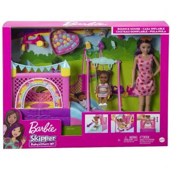 Barbie Skipper Babysitters Inc. Playset con Muñeca Niñera Morena, Pequeña Muñeca Rubia, Castillo Inflable y 10 Accesorios de Juego, para Niños Mayores de