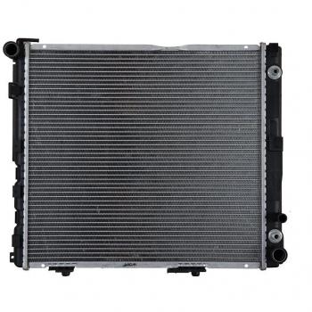Radiador de refrigeración del motor NRF 58164, diseñado para optimizar el sistema de enfriamiento del motor, fabricado con materiales de alta calidad, incluye conexiones y orificios para facilitar la instalación, compatible con múltiples modelos de ve