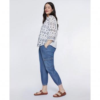 Pantalón cargo de denim ligero con detalles en los bolsillos y cintura elástica