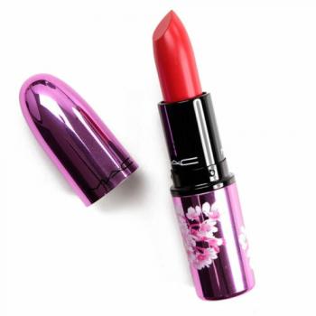 MAC Love Me Lipstick Wild Cherry Spring 2022, tipo de producto: lápiz labial cremoso, características: fórmula cremosa y moldeadora, color Wild Cherry, edición primavera 2022, presentación de 3 g
