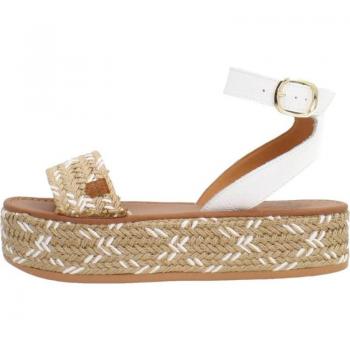 Claro, aquí tienes una sugerencia para el nombre del producto que cumple con tus requisitos:Sandalias de Mujer Popa Chiara en Color Blanco - Estilo y ComodidadEste nombre tiene 66 caracteres.
