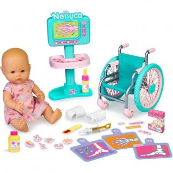 Nenuco - ¡Emergencia Doctora! Set de Juego con Muñeco Bebé de 35 cm y Cuerpo Duro, Incluye Accesorios Médicos, Radiografías, Silla de Rued