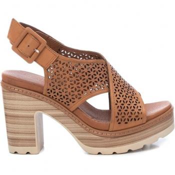 Sandalias de Mujer CARMELA 068634 CAMEL en piel de color camel con elegante cierre de hebilla