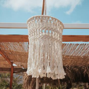 Lámpara colgante LED recargable Mykonos, blanca, algodón - Lámpara Colgante Portátil y Decorativa para la Terraza o el Salón Hecha de Nudos de Macramé. Batería
