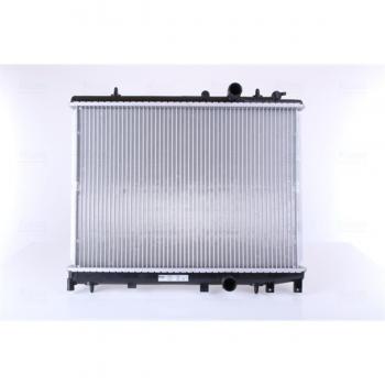Radiador NISSENS 63504 para refrigeración del motor, compatible con diversas marcas y modelos de vehículos, fabricado con materiales de alta calidad para garantizar una óptima disipación del calor, diseño eficiente que mejora el rendimiento del siste